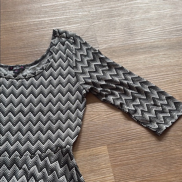 Stylish Black and White Zigzag Kids Dress - Picture 4 of 4